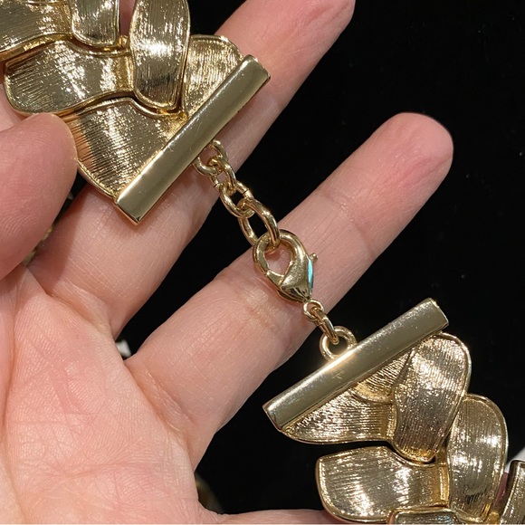 NWOT Banana Republic gold leaf statement necklace - Picture 2 of 4